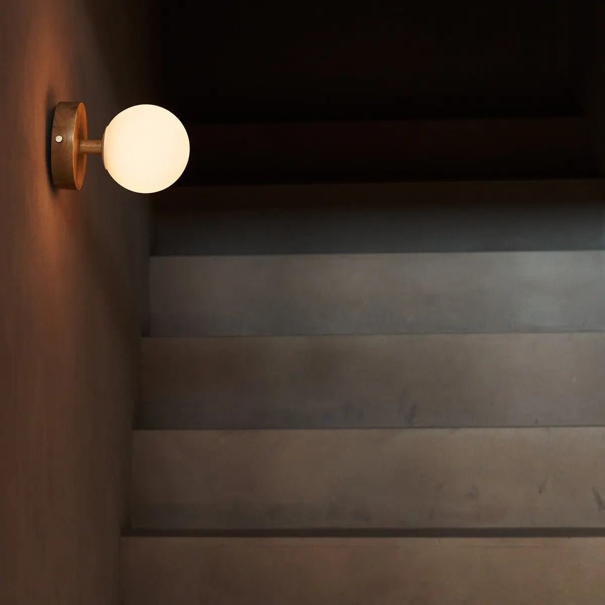 Richella lichtbruine draadloze wandlamp van hout en glas - Image 7