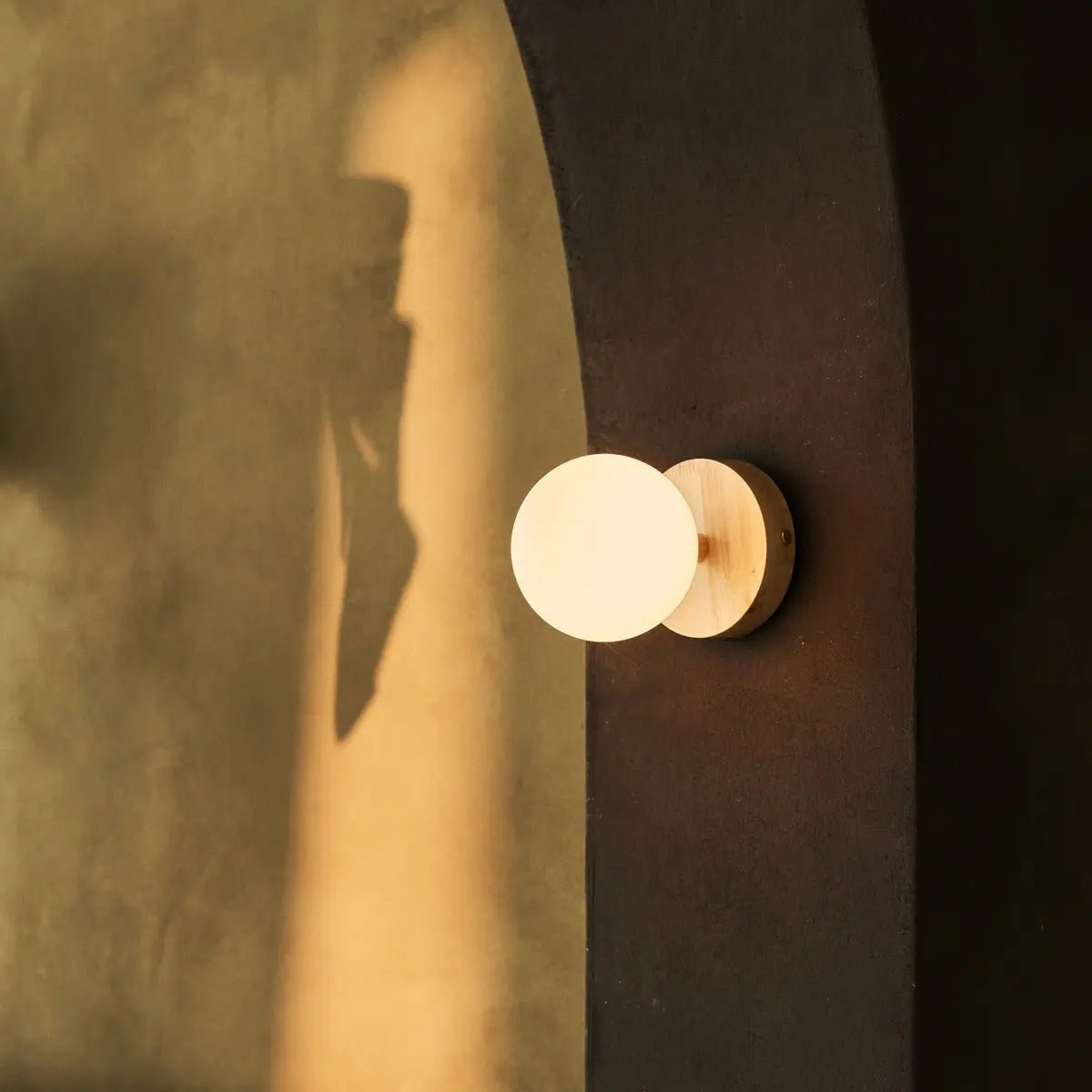 Richella lichtbruine draadloze wandlamp van hout en glas - Image 4