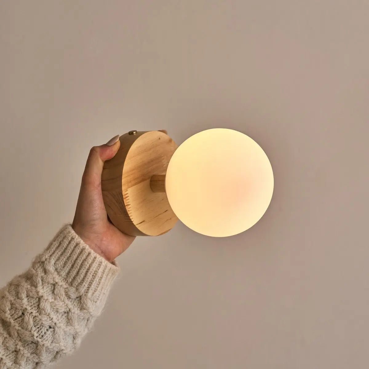 Richella lichtbruine draadloze wandlamp van hout en glas - Image 6