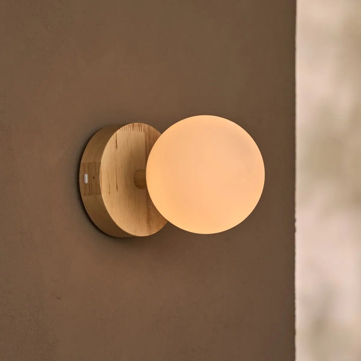 Richella lichtbruine draadloze wandlamp van hout en glas - Image 3
