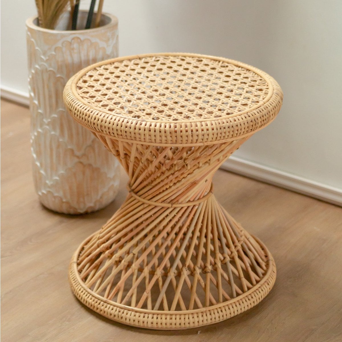 Handgemaakte Rotan Bijzettafel Ø45 cm Beige, Ronde Boho Salontafel met Unieke Zandlopervorm, Duurzame Banktafel voor Woonkamer, Slaapkamer en Loungehoek