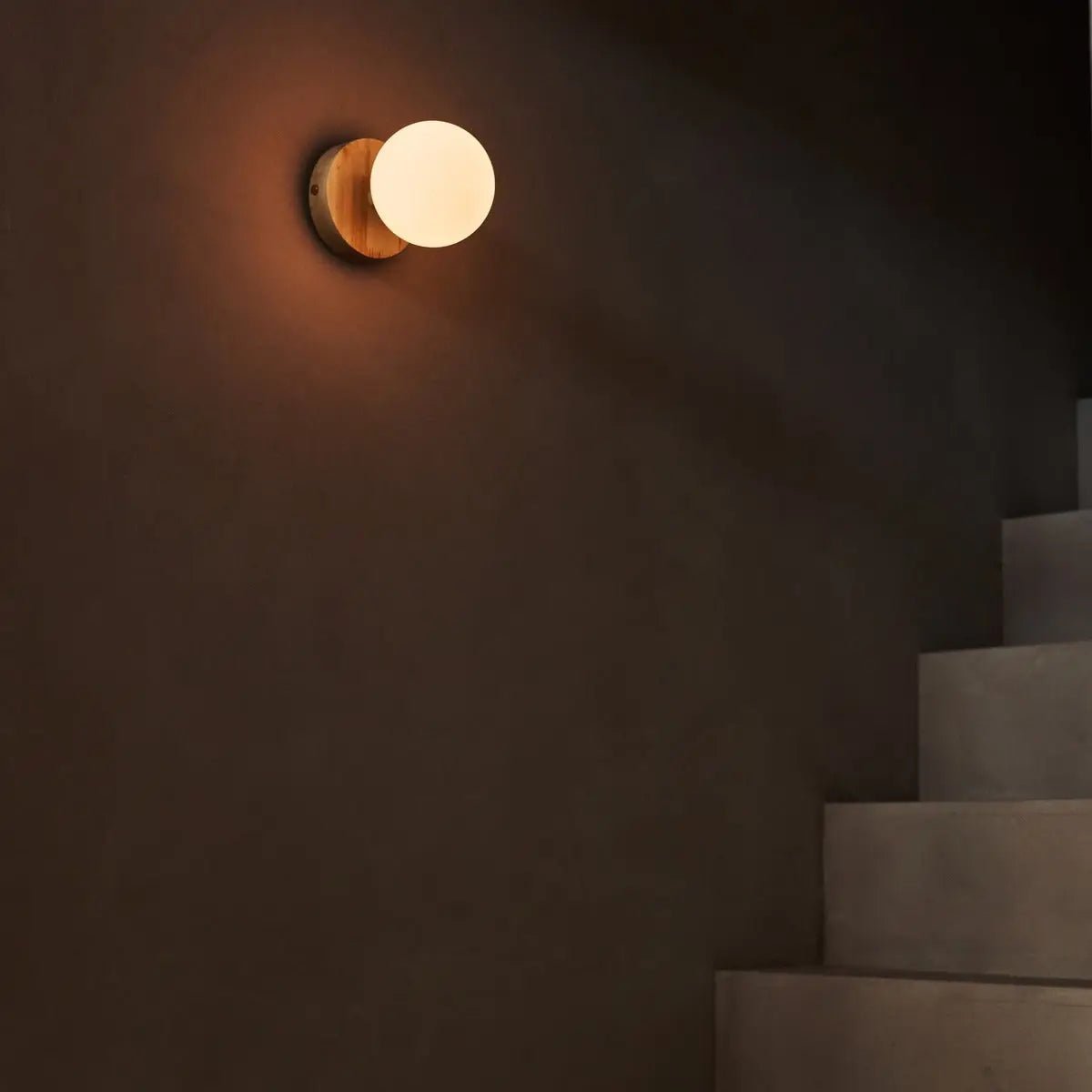 Richella lichtbruine draadloze wandlamp van hout en glas - Image 2