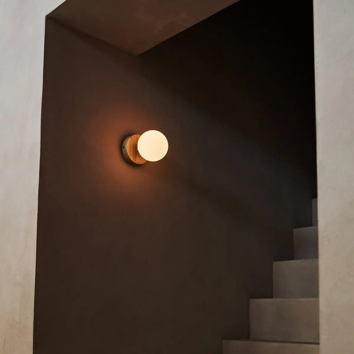 Richella lichtbruine draadloze wandlamp van hout en glas - Image 5