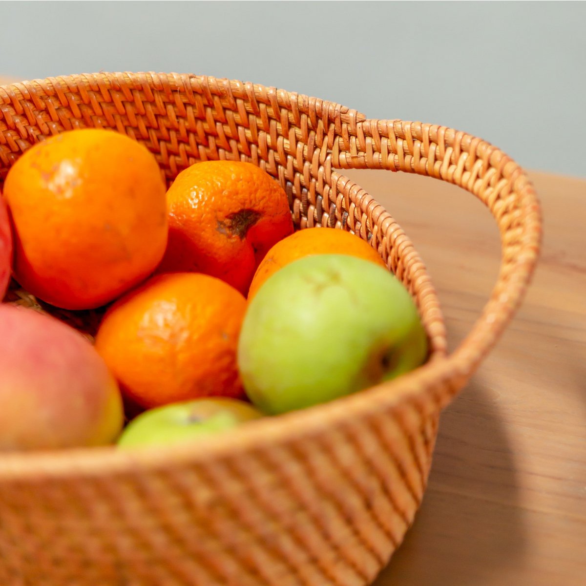 Kleine rotan opbergmand Decoratieve mand SUWARI (2 maten), geweldig als Breasmand of fruitschaal - Image 5